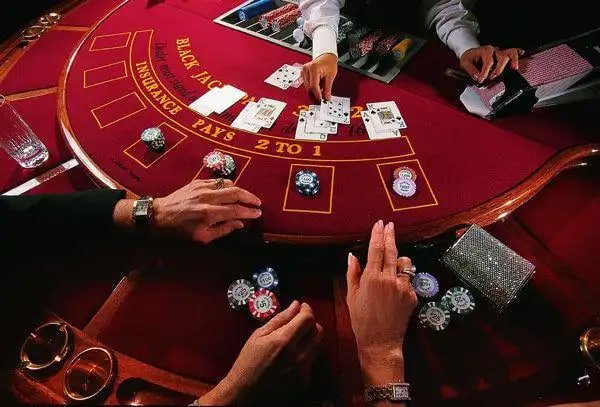 Người hâm mộ bóng đá Việt Nam theo dõi kèo cá cược trên điện thoại